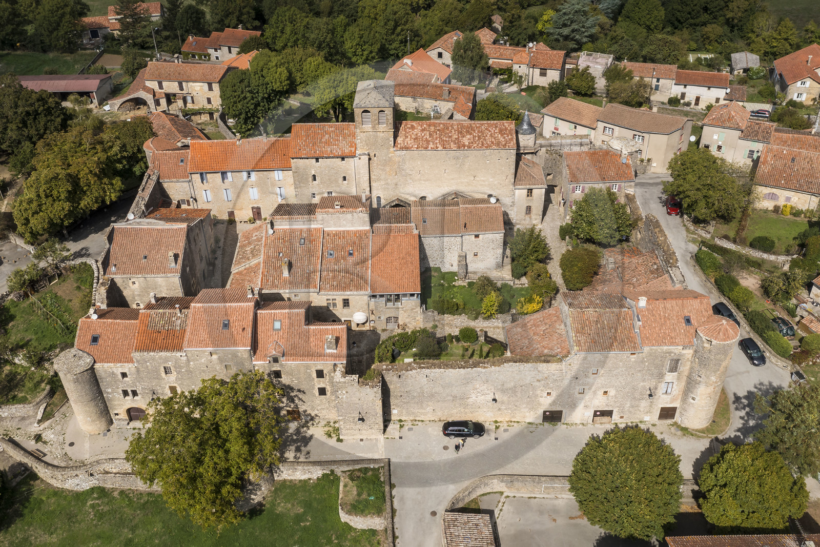 France, Aveyron (12), parc naturel régional des Grands Causses, le fort cistercien de Saint-Jean-d’Alcas (vue aérienne)