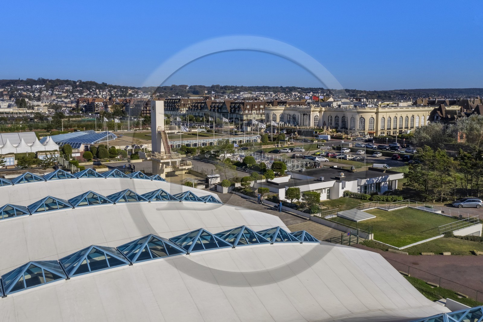 France, Calvados (14), Pays d'Auge, Deauville, la piscine olympique par l'architecte Roger Taillibert et le Casino Barriere de Deauville en arrière plan