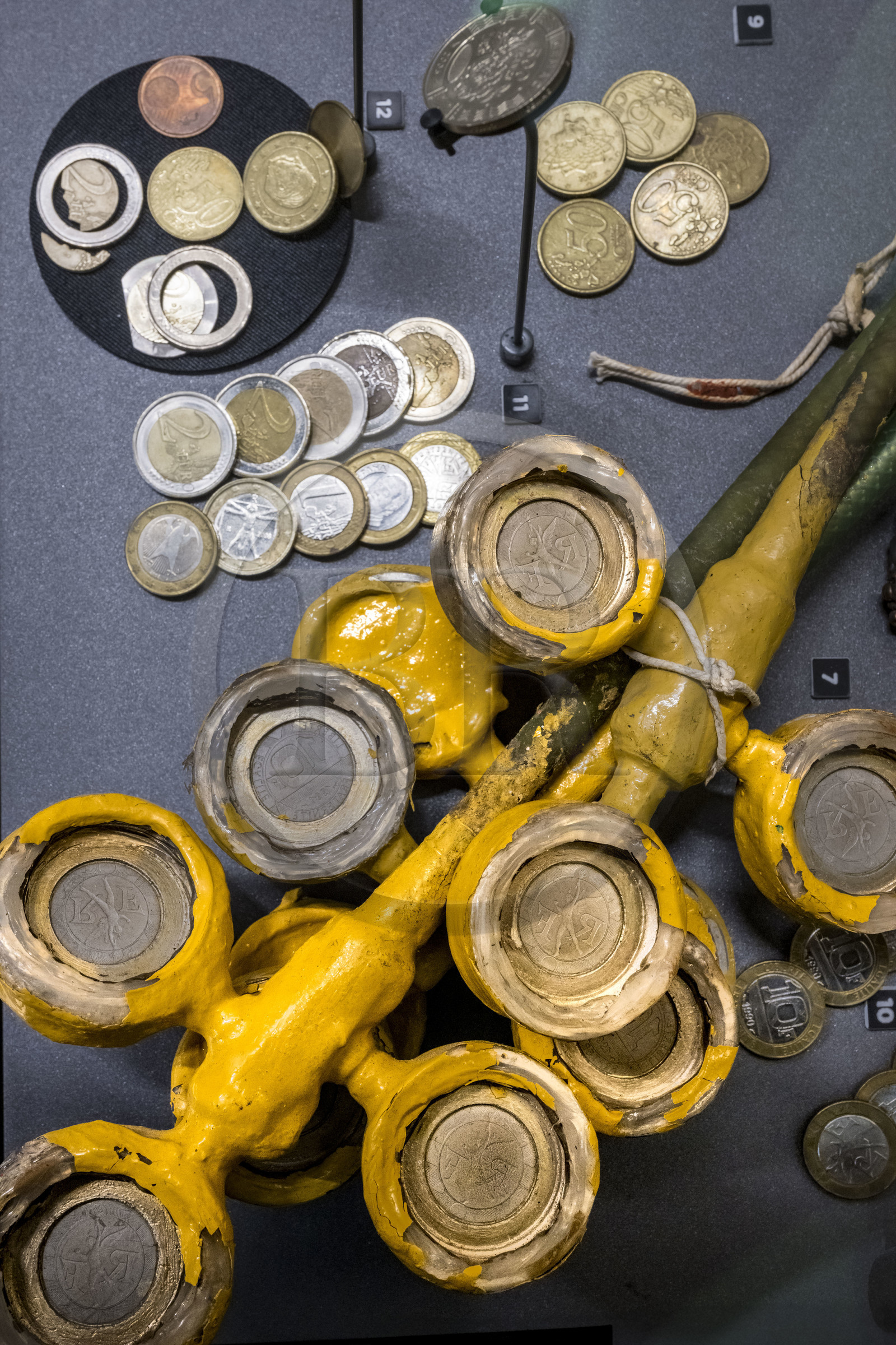 France, Paris (75), le musée de la Monnaie de Paris, contrefaçon de pièces de monnaie en francs et en euros