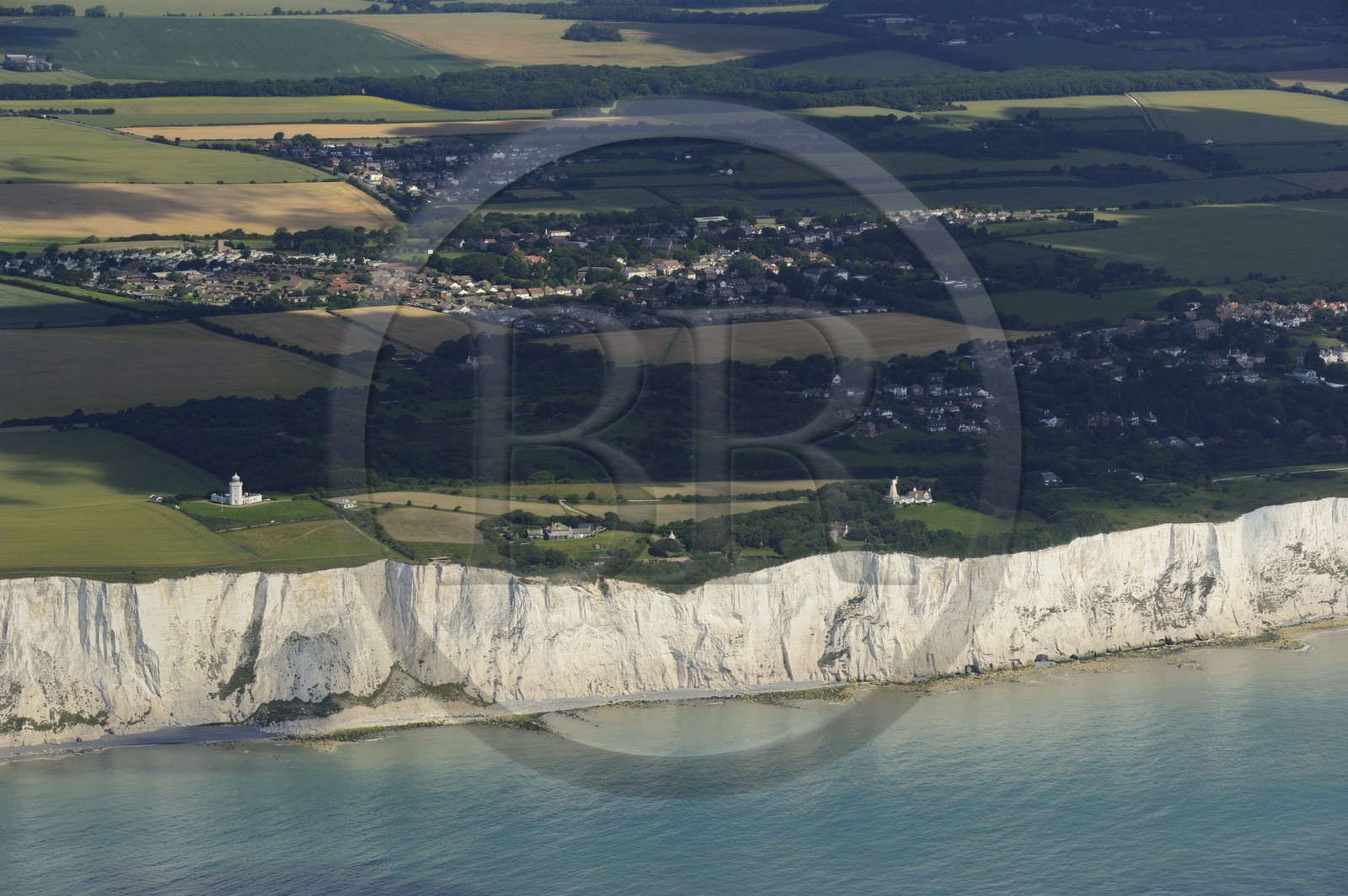Royaume-Uni, Angleterre, Kent, baie de St.Margaret, falaises blanches de Douvres et le phare de South Foreland (vue aérienne)