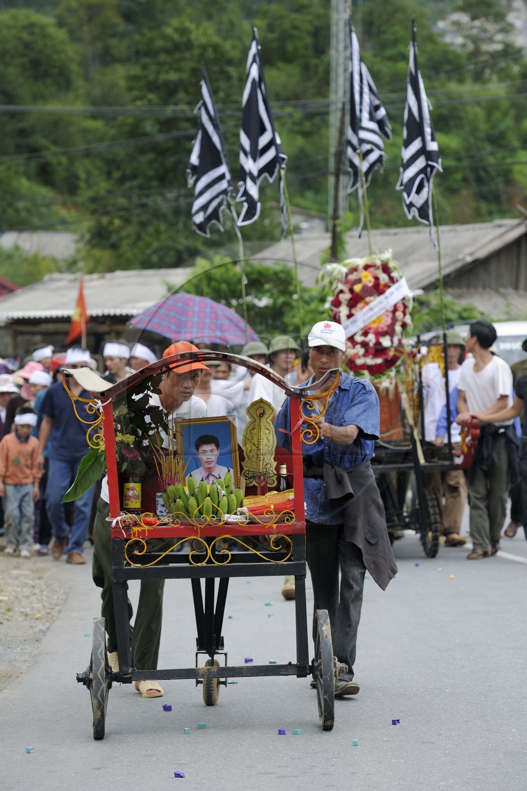 Vietnam, Lao Cai province, Sapa district, procession for a death person