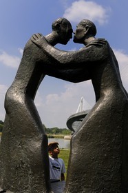 France, Bas-Rhin (67), Strasbourg, la Passerelle Mimram sur le Rhin et le Jardin des Deux Rives du côté allemand à Kehl