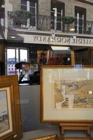 France, Calvados (14), Honfleur, vitrine d'une des nombreuses galerie d'art