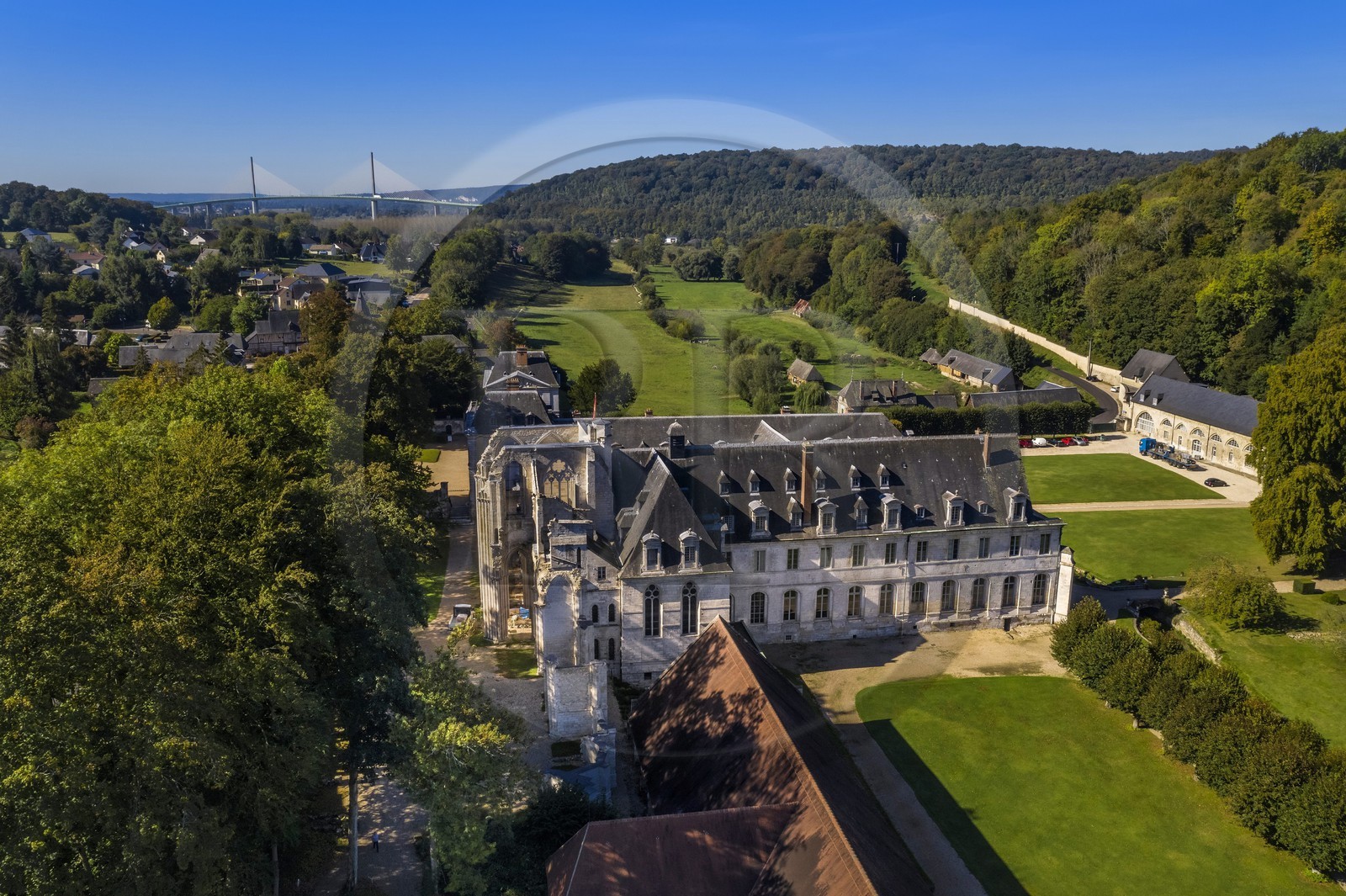 France, Seine-Maritime (76), Pays de Caux, Parc naturel régional des Boucles de la Seine normande, Saint-Wandrille-Rançon, abbaye Saint-Wandrille de Fontenelle, abbaye bénédictine fondée au VIIe siècle, le Pont de Brotonne en arrière plan (vue aérienne)