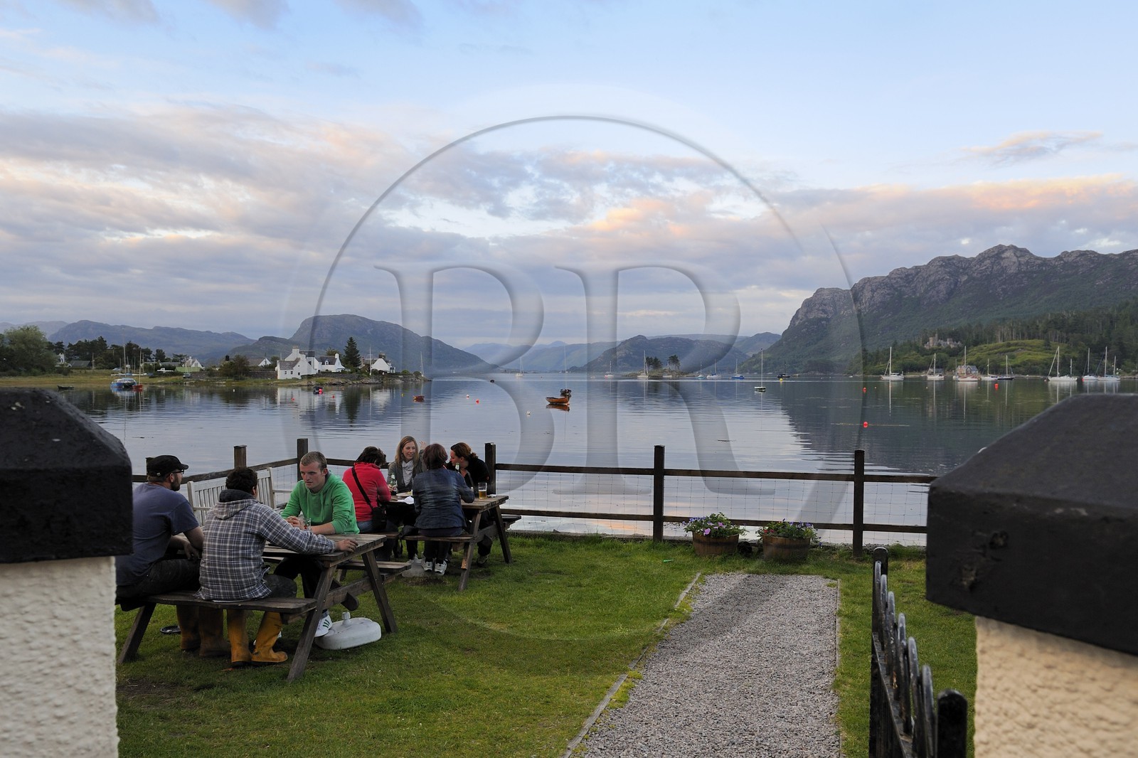 Royaume-Uni, Ecosse, Highland, Plockton, vue sur le Loch Carron depuis la terrasse d'un pub