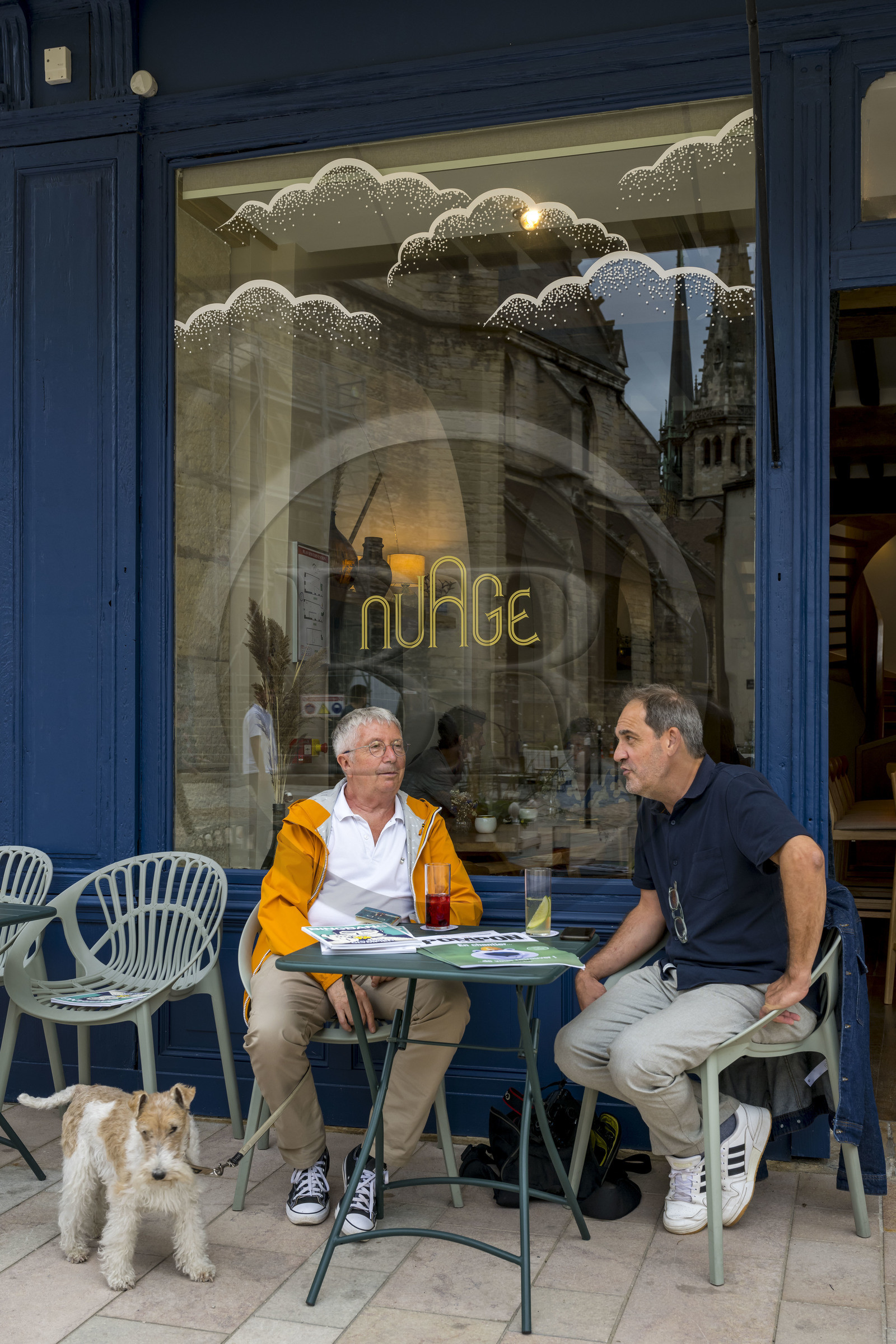 France, Côte-d'Or (21), Dijon, zone classée Patrimoine Mondial de l'UNESCO, terrasse du Bar Nuage place Bossuet, le journaliste Gérard Bouchu rédacteur en chef du magazine Pompon et Bingbang, deux regards décalés sur la vie culturelle et gastronomique de Dijon et sa région, avec son editeur Richard Patouillet