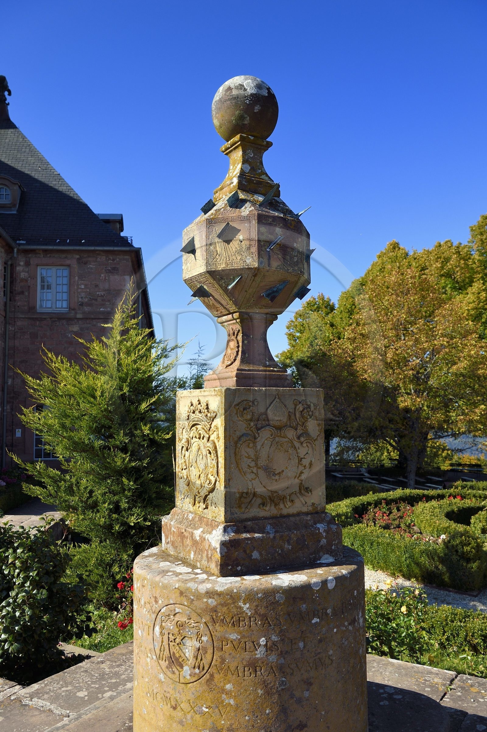 France, Bas-Rhin (67), Mont Saint-Odile, abbaye de Hohenbourg encore appelée couvent du Mont-Sainte-Odile, le cadran solaire geographique à 24 faces du XVIIIème siècle