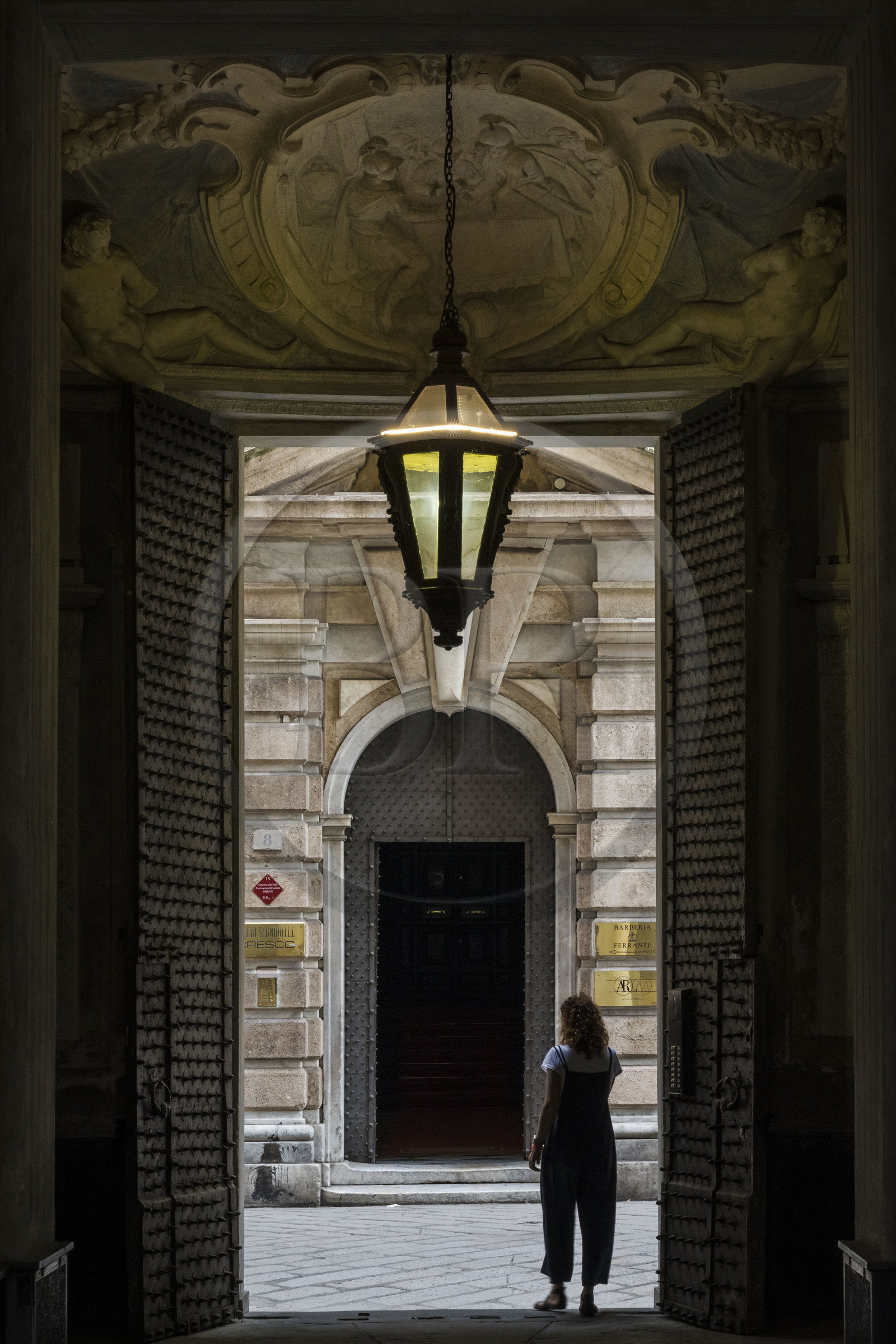 Italie, Ligurie, Gênes, palais des Rolli classés Patrimoine Mondial de l'UNESCO, sortie du Palazzo Podesta également appelé Palazzo Nicolosio Lomellini dans la Strada Nuova aujourd’hui via Garibaldi