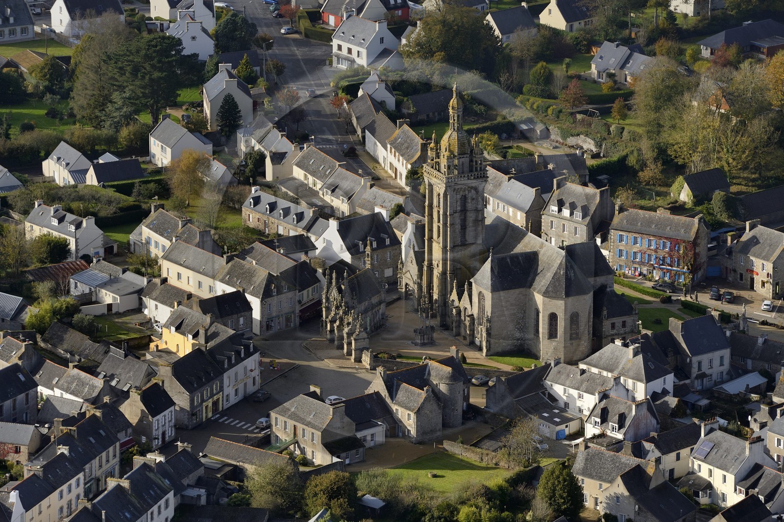 France, Finistère (29), étape sur le chemin de Saint Jacques de Compostelle, Saint-Thegonnec, le calvaire devant l'église dans l'enclos paroissial (vue aérienne)