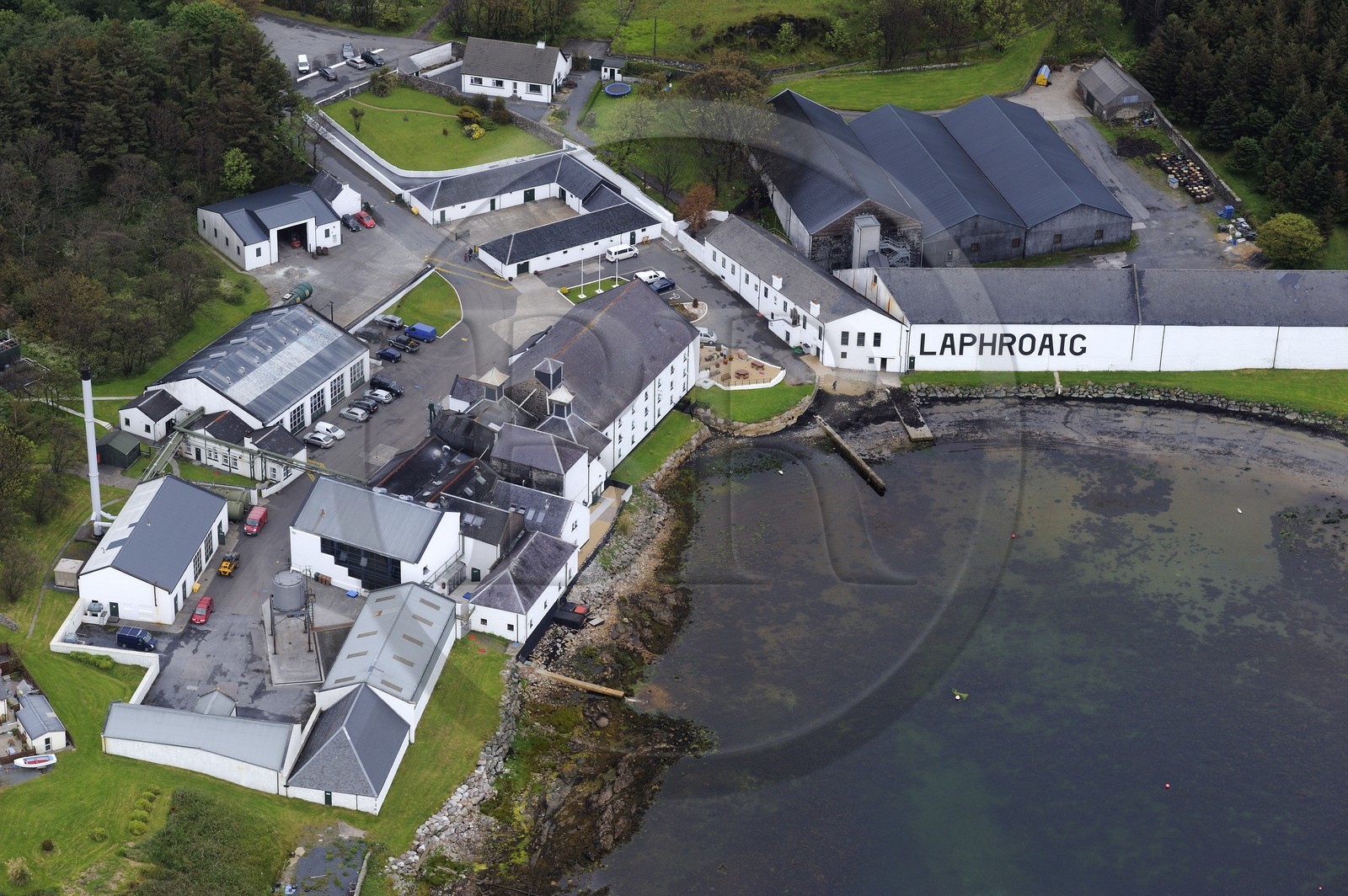 Royaume-Uni, Ecosse, Hébrides intérieures, Ile de Islay, Port Ellen, distillerie de whisky Laphroaig (vue aérienne)