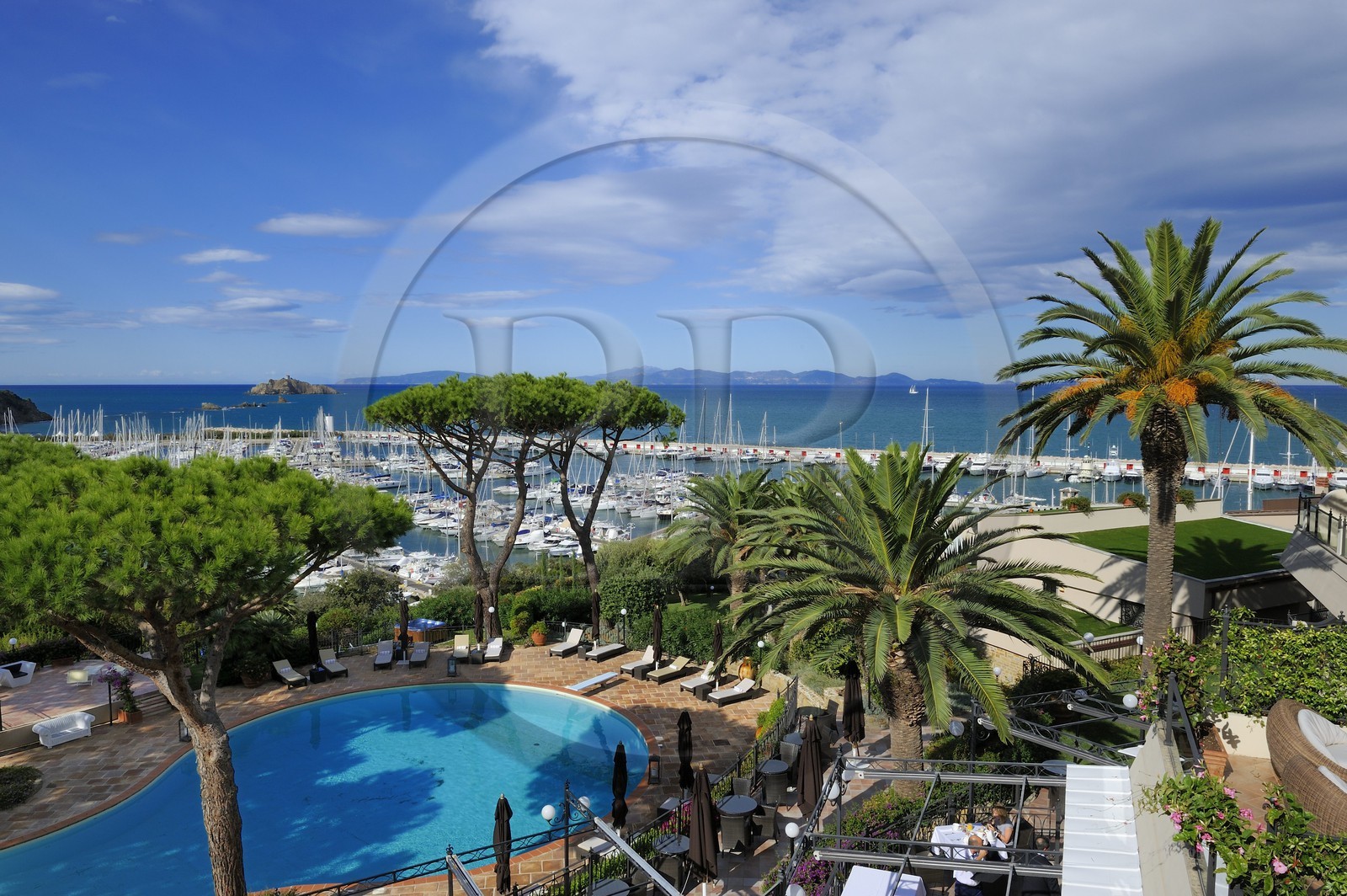 Italie, Toscane, marina de Punta Ala depuis l'hotel Relais & Chateaux Cala del Porto et l'Ile d'Elbe en arrière plan