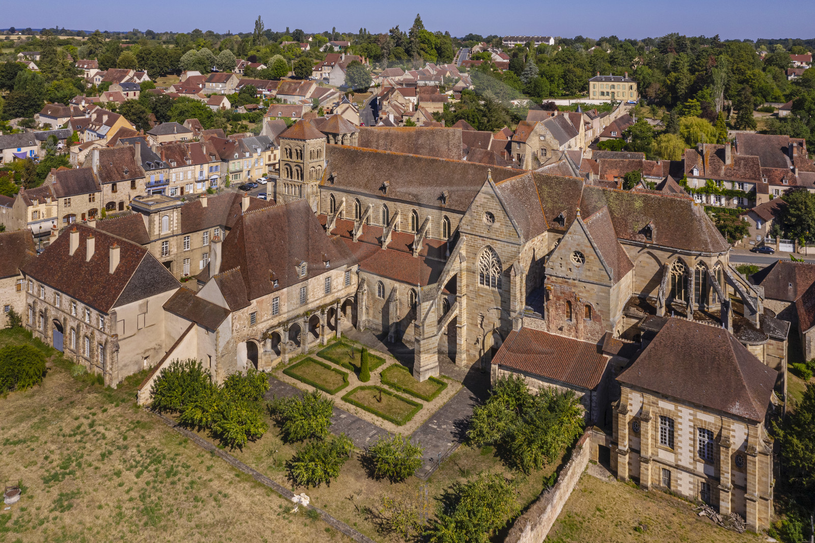 France, Allier (03), ancienne province du Bourbonnais, Souvigny, l'église prieurale clunisienne Saint-Pierre-et-Saint-Paul, nécropole ducale des Ducs de Bourbon (vue aérienne)