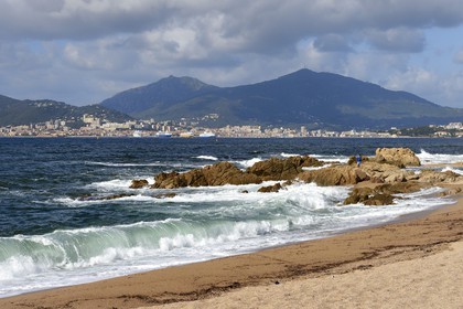 France, Corse-du-Sud (2A), Golfe d'Ajaccio, plage du Capitello à l'embouchure de l'étang de Casavone et Ajaccio en arrière plan