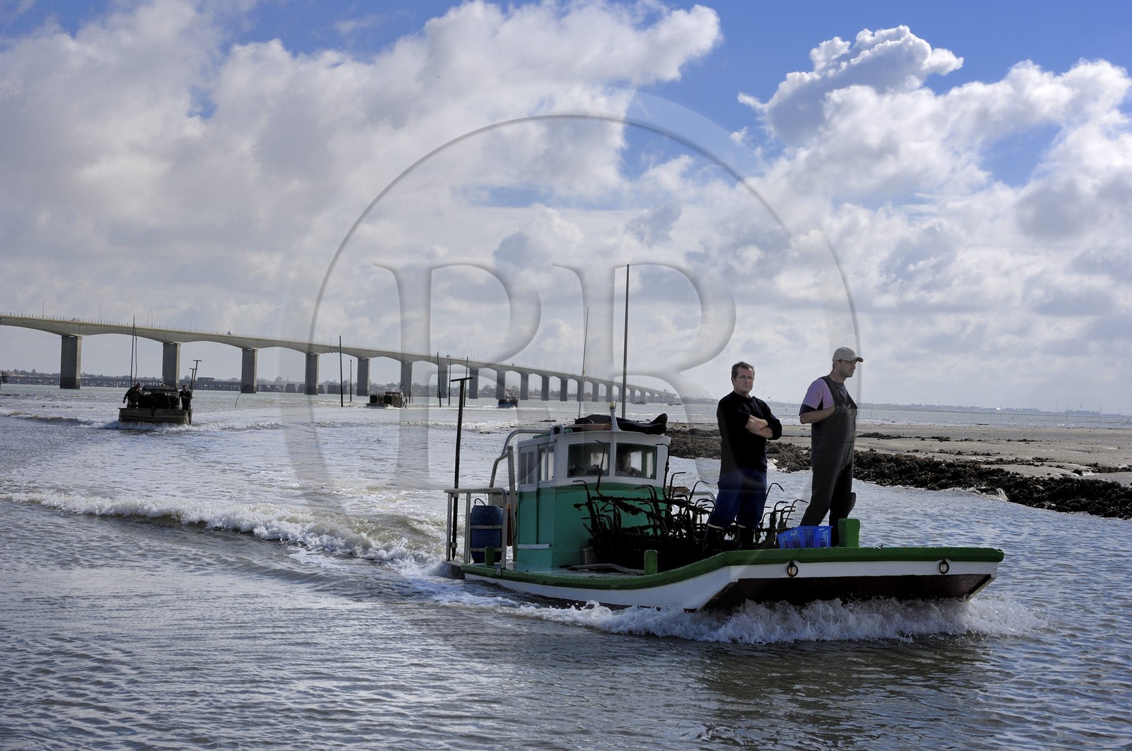 France, Charente-Maritime (17), Ile d'Oléron, le pont viaduc d'Oléron et chaland à huîtres entrant dans le chenal d'Ors