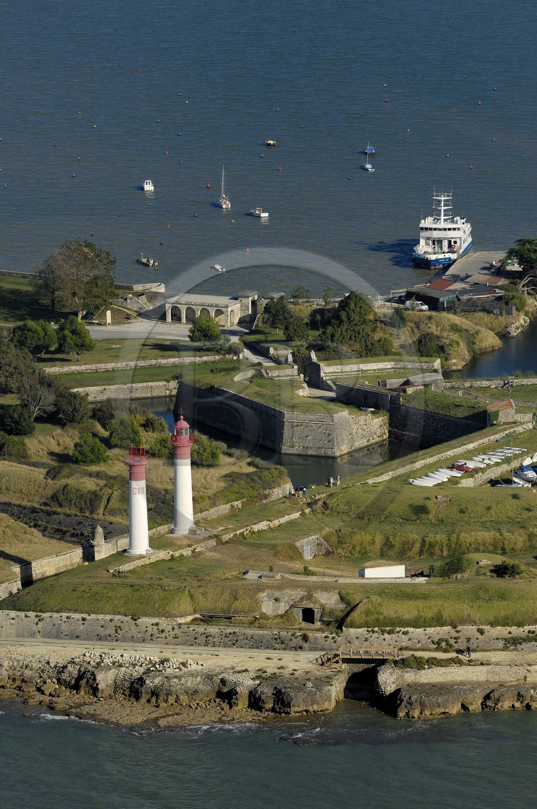 France, Charente-Maritime (17), Ile d'Aix, fortifications Vauban et phare (vue aérienne)