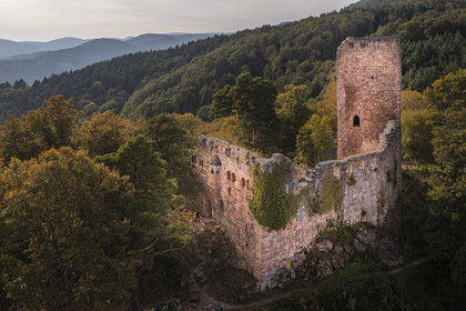 France, Bas-Rhin (67), Heiligenstein, chateau du Landsberg du XIIIème siècle (vue aérienne)