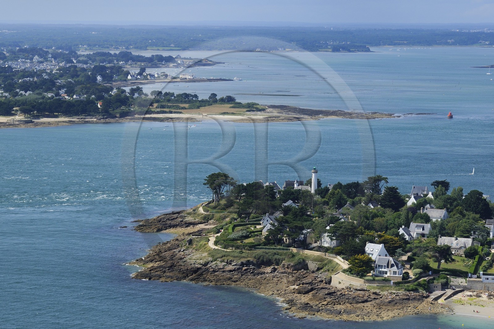 France, Morbihan (56), violents courants marins à l'entrée du Golfe du Morbihan entre Port-Navalo à Arzon sur la Presqu'île de Rhuys et la Pointe de Kerpenhir en arrière plan (vue aérienne)