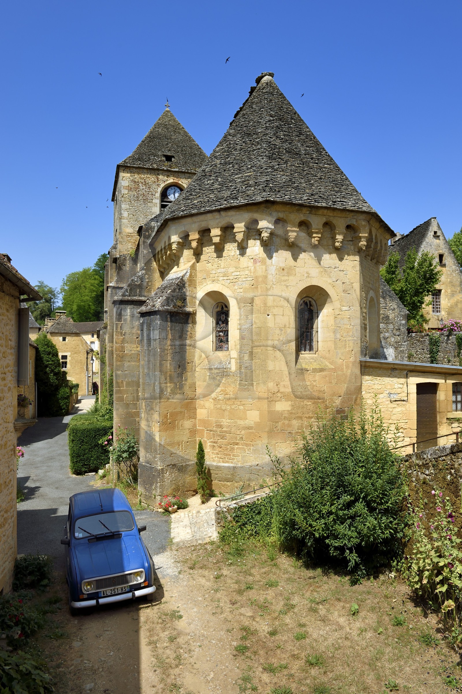 France, Dordogne (24), Périgord Noir, Saint-Geniès, l'église Notre-Dame de l'Assomption et Renault 4L