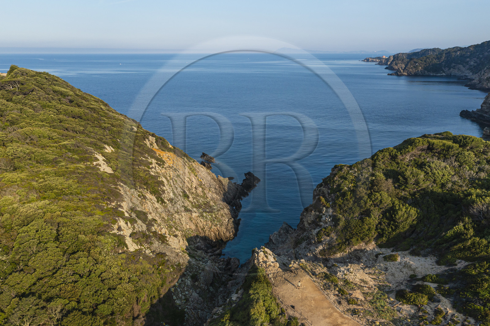 France, Var (83), Iles d'Hyères, parc national de Port Cros, Ile de Porquerolles, la côte Sud-Ouest vers la Gorge du Loup (vue aérienne)