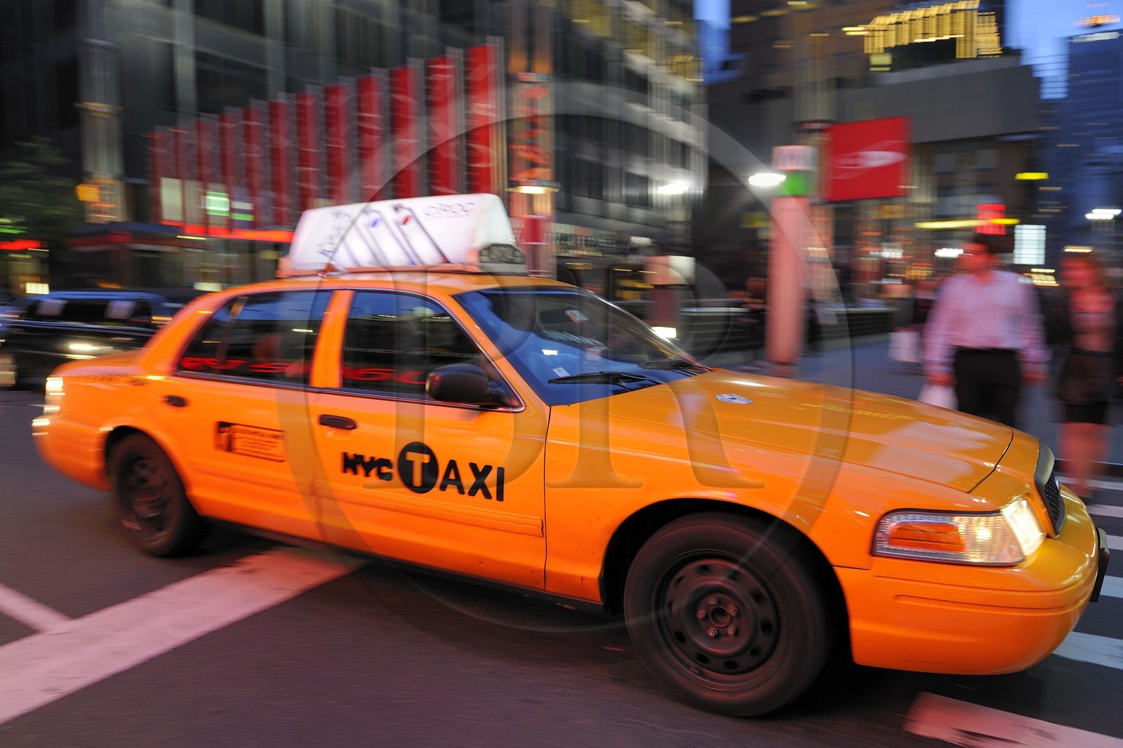 Etats-Unis, New York, Manhattan, Theater district sur Broadway, taxi jaune à Times Square