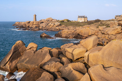 France, Côtes-d'Armor (22), Côte de Granit Rose, Perros-Guirec, Ploumanac'h, pointe de Skewell (Squéouel), le phare de Mean Ruz sur le sentier des Douaniers aussi chemin de Grande Randonnée GR 34 (vue aérienne)