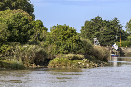 France, Loire-Atlantique (44), Le Pellerin, collection d'art contemporain à ciel ouvert Estuaire, le voilier sculpture de 9 m de long Misconceivable réalisé par l'artiste autrichien Erwin Wurm à l'écluse d'accès au canal de la Martinière sur la Loire