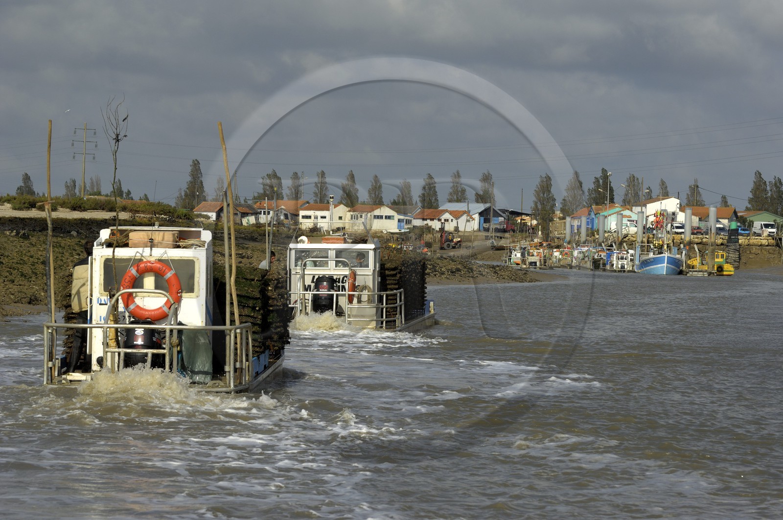 France, Charente-Maritime (17), Ile d'Oléron, le chenal d'Ors, chaland à huîtres dans le port ostréicole