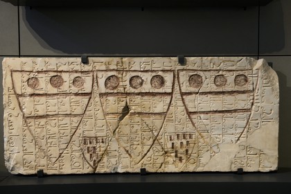 Israel, Jerusalem, Guivat Ram quarter, Israel Museum, department of archeology, slab with the coats of arms of Sir Hugh Wake, Ashkelon, 1241