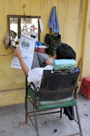 Vietnam, Hanoi, street hairdresser