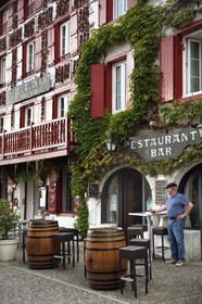 France, Pyrénées-Atlantiques (64), Pays-Basque, Espelette, séchage des piments d'Espelette aux facades des maisons du village, l'Hotel Euzkadi