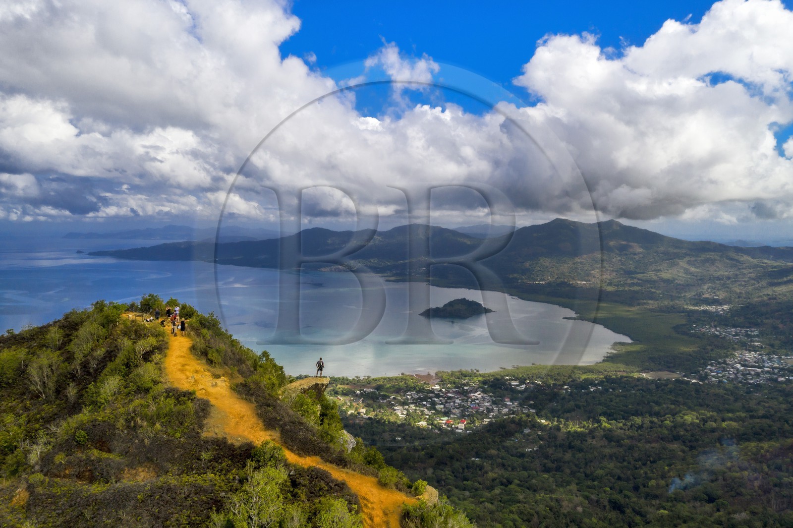 France, Ile de Mayotte, Grande-Terre, Réserve Forestière des Cretes du Sud, randonneurs au sommet du Mont Choungui (594 mètres) et la Baie de Bouéni en arrière plan (vue aérienne)