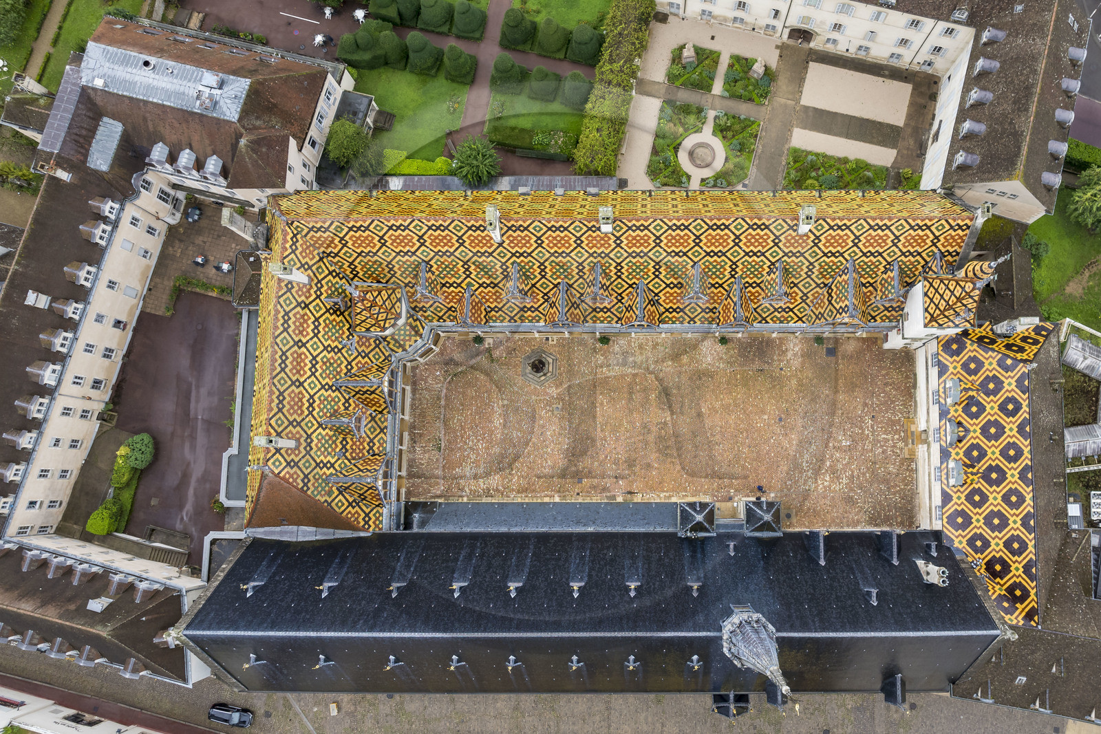 France, Côte-d'Or (21), Beaune, zone classée Patrimoine Mondial de l'UNESCO, Hospices de Beaune, la cour d'honneur de l'Hôtel-Dieu (vue aérienne)