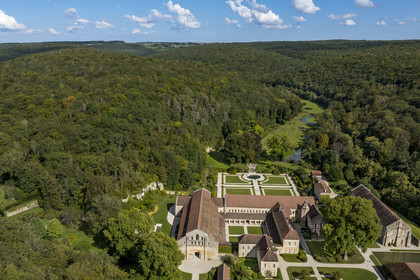 France, Côte-d'Or (21), Marmagne, l'abbaye cistercienne de Fontenay fondée en 1118, classée au Patrimoine Mondial de l'UNESCO, la vallée du ru (ruisseau) de Fontenay en arrière plan (vue aérienne)