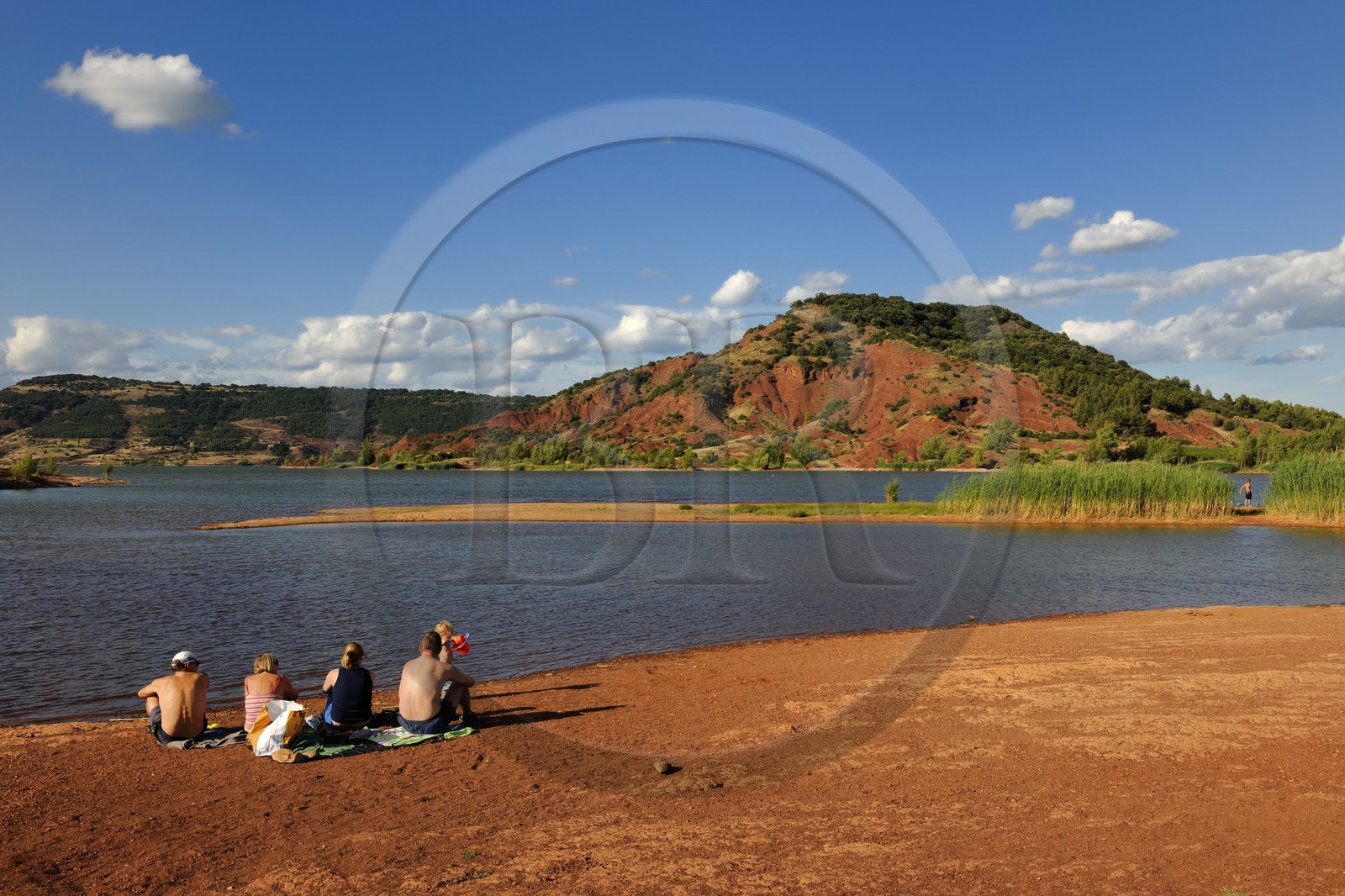 France, Hérault (34), terre rouge des bords du lac de Salagou