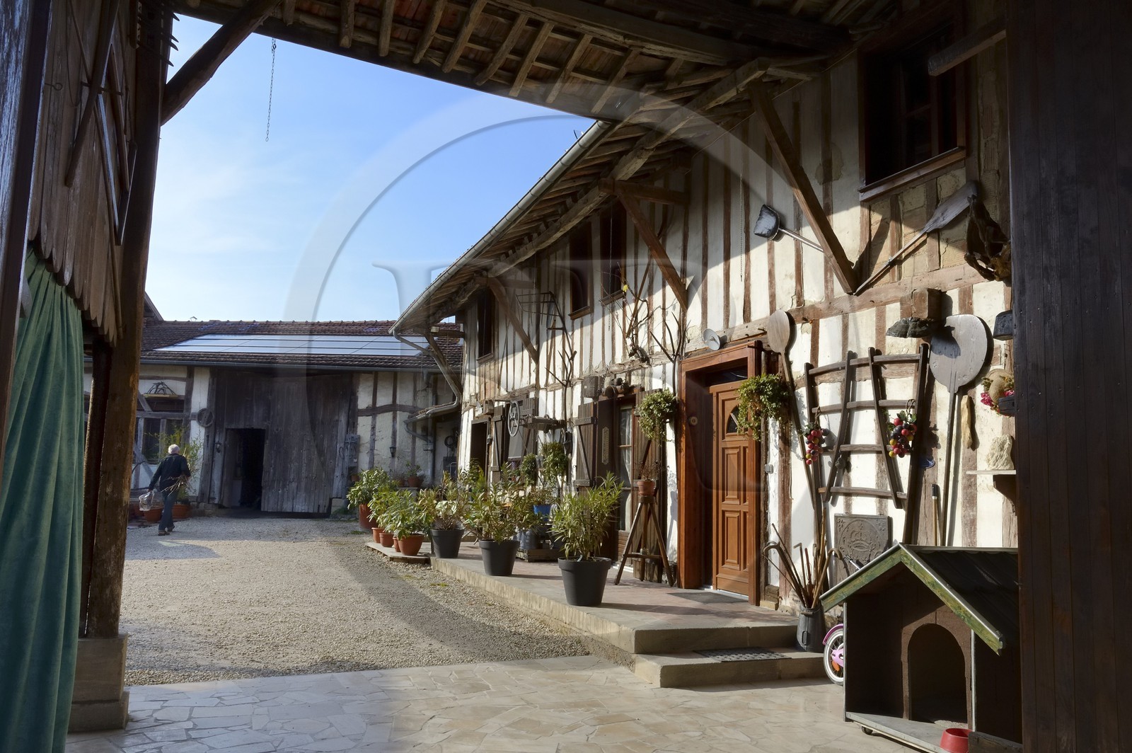 France, Marne (51), village de Saint-Amand-sur-Fion, cour intérieurs d'une ferme à pan de bois rue du Pont de l'Eglise