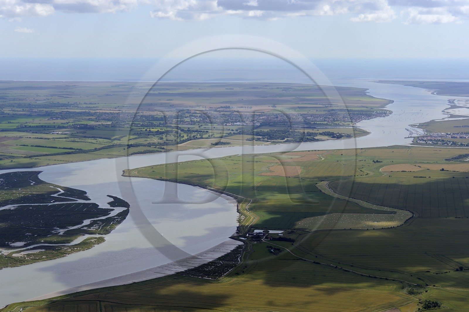 Royaume-Uni, Angleterre, Essex, méandres de l'estuaire de la Tamise vers Southend-on-Sea (vue aérienne)