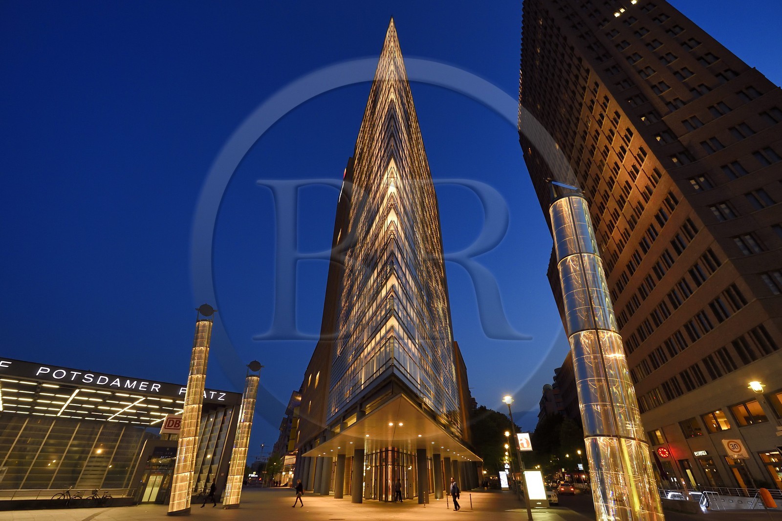 Allemagne, Berlin, Potsdamer Platz, accès à la station de metro U Bahn et gare