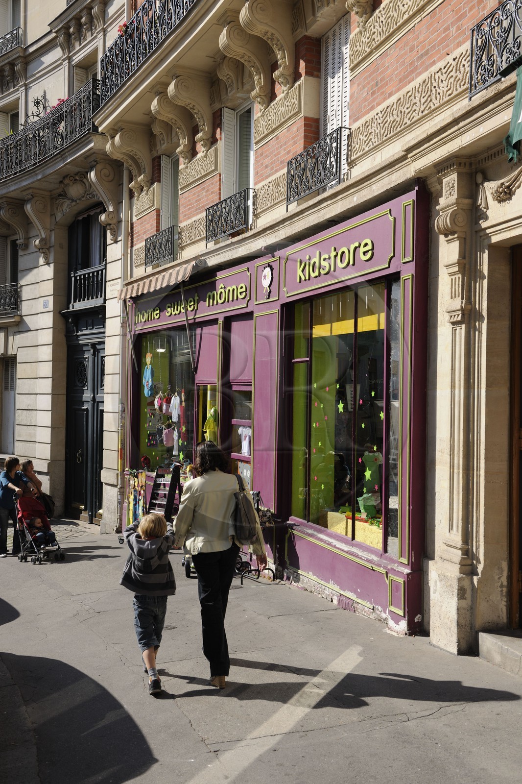 France, Paris (75), la Butte Montmartre, magasin de la rue Lepic