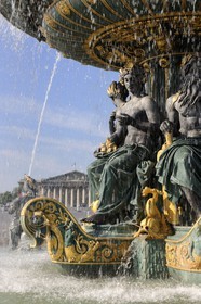 France, Paris (75), la Fontaine des Mers et l'obélisque sur la place de La Concorde