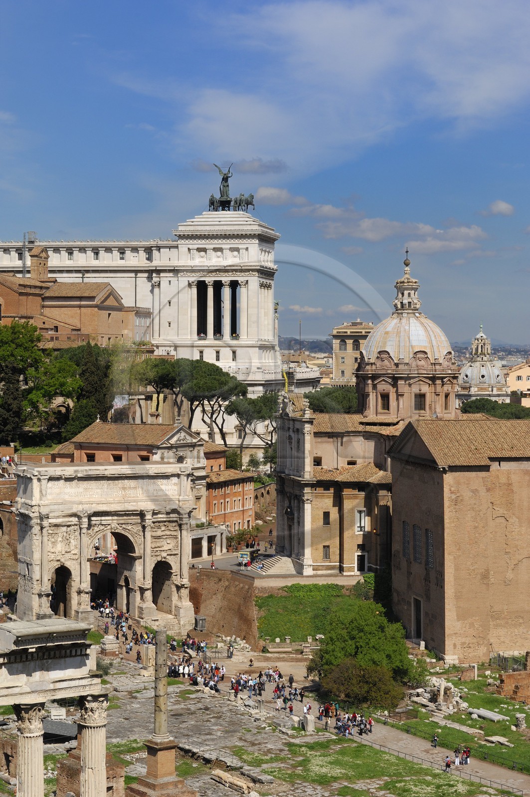 Italie, Latium, Rome, centre historique classé Patrimoine Mondial de l'UNESCO, le forum Romain, Arc de triomphe de Septime Sévère (Septimius Severus) et Vittoriano en arrière plan