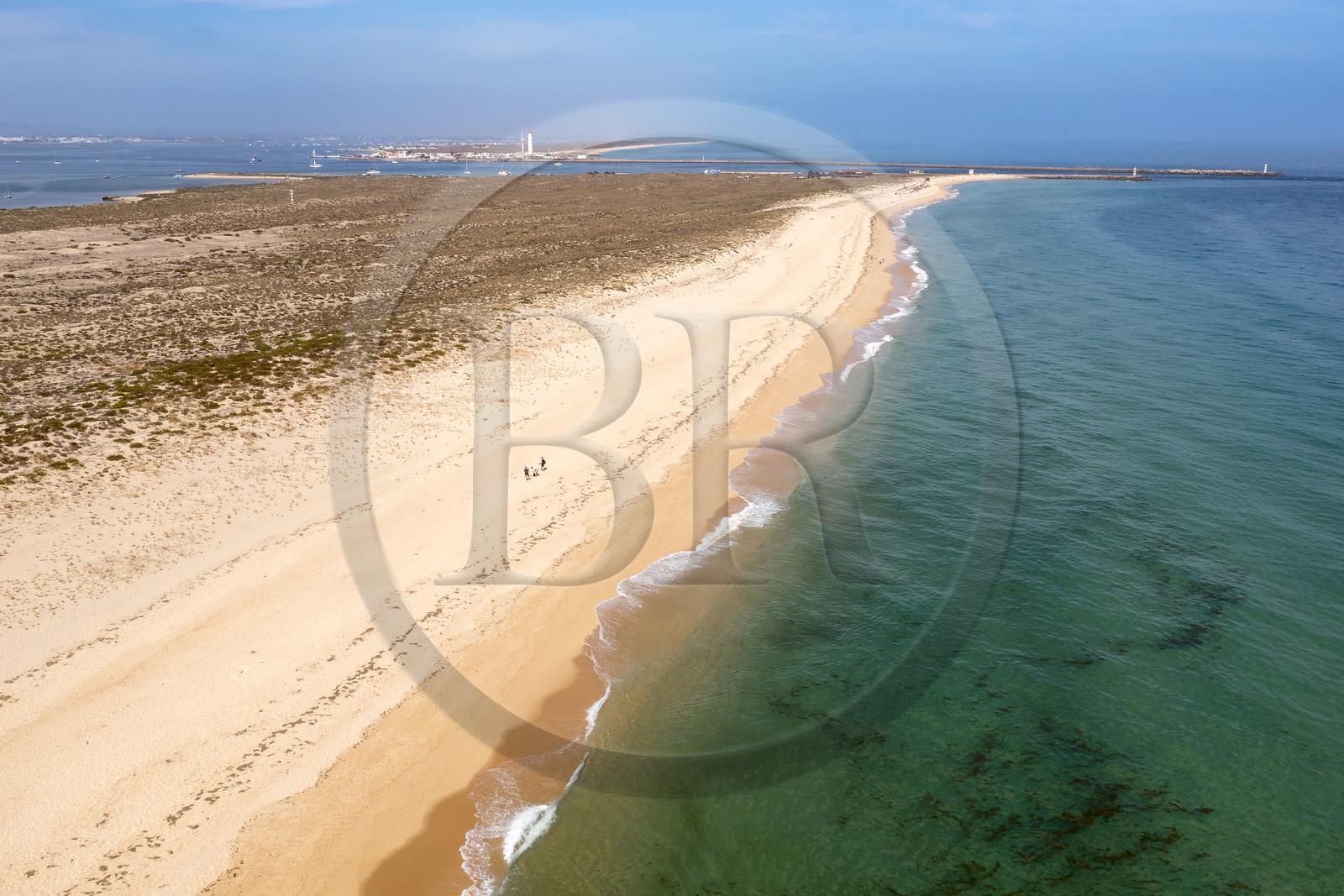 Portugal, Algarve, Parc naturel de la Ria Formosa, Faro, Ile de Barreta ou Deserta (Ilha da Barretta ou Deserta), le phare de Ilha do Farol sur Ilha da Culatra en arrière plan (vue aérienne)