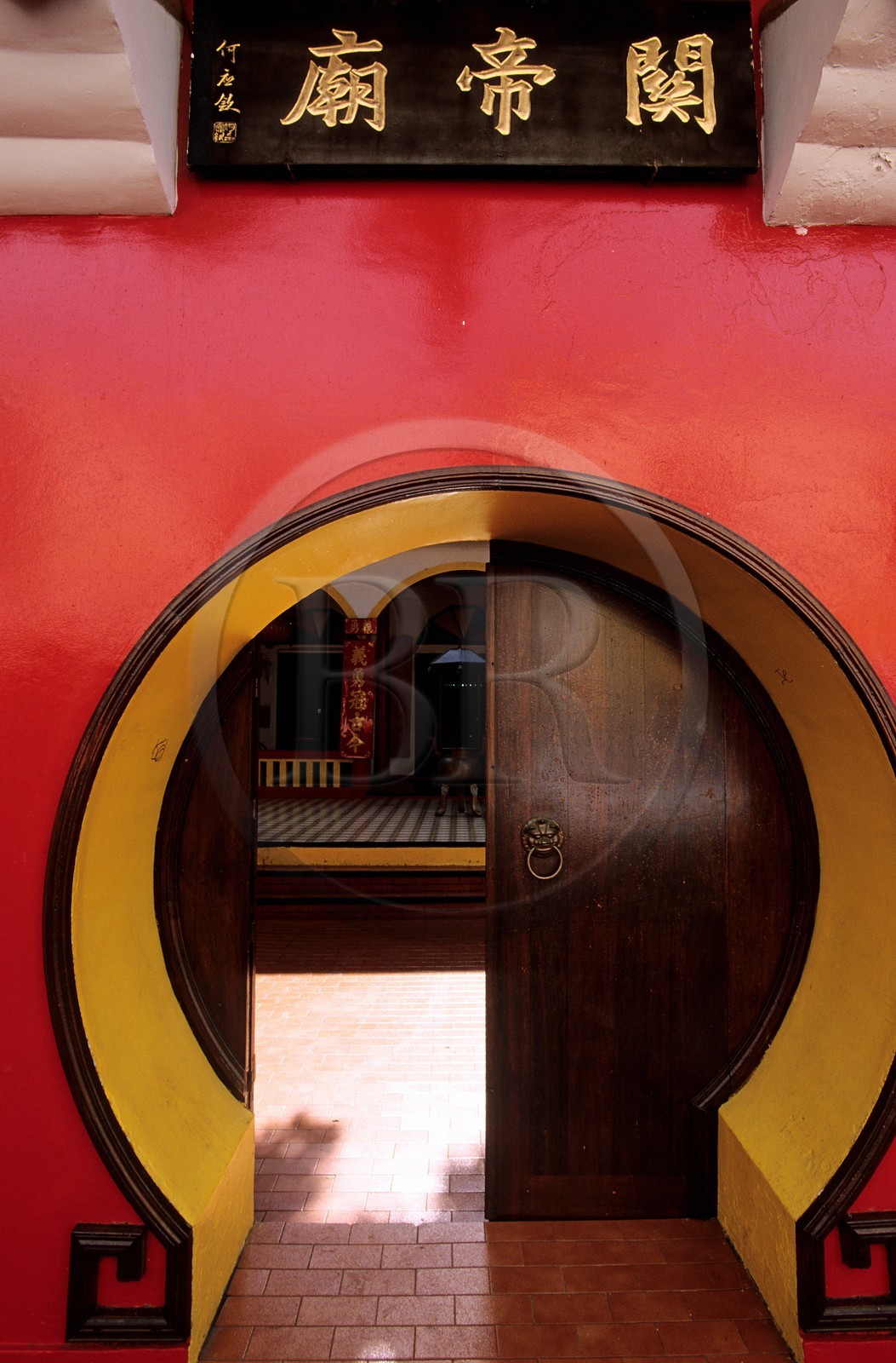 France, île de la Réunion, Saint-Pierre, entrée d'un temple chinois