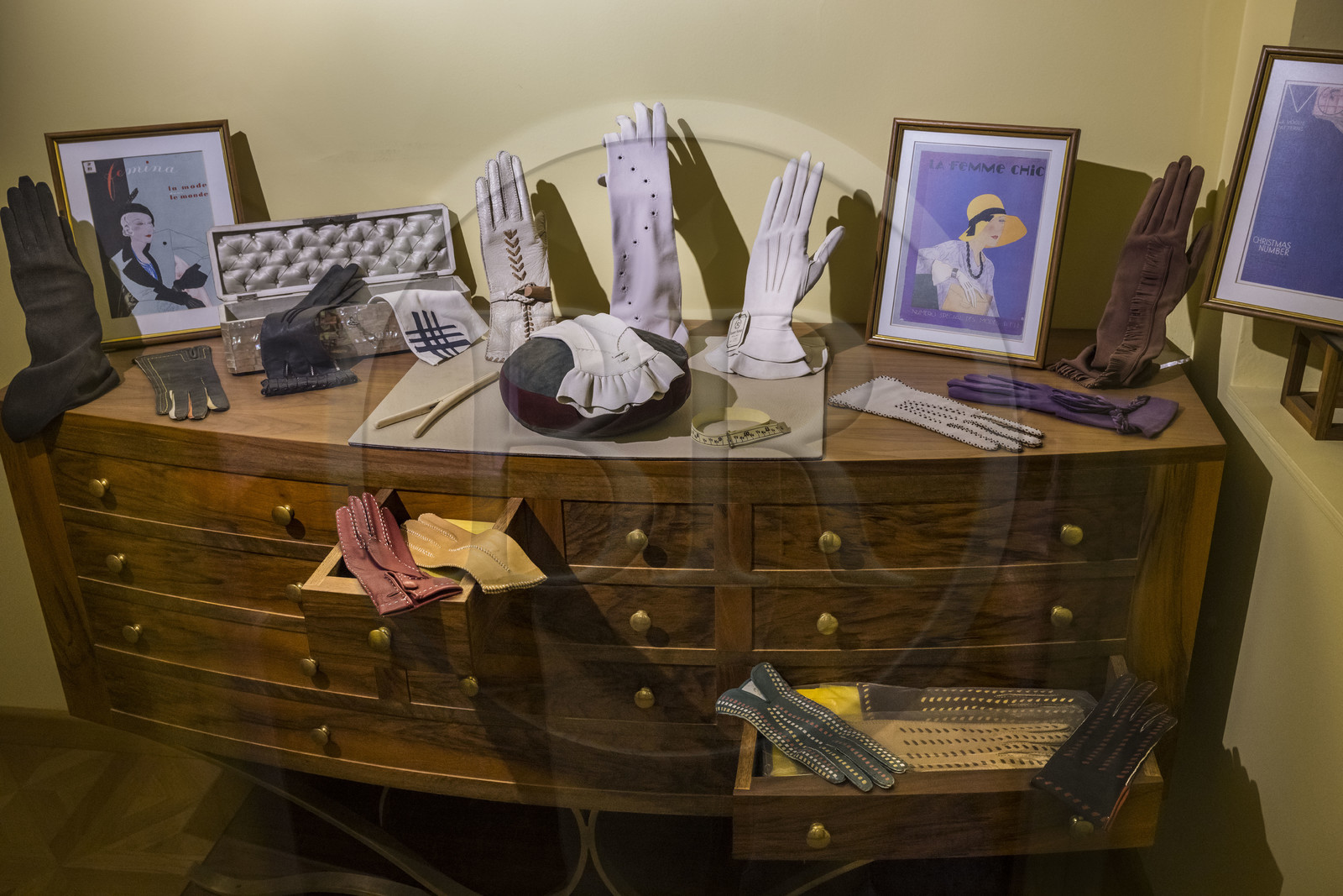 France, Aveyron (12), Millau, musée de Millau et des Grands Causses installé dans l'Hotel de Pegayrolles, reconstitution d'une boutique de gants des années 1930