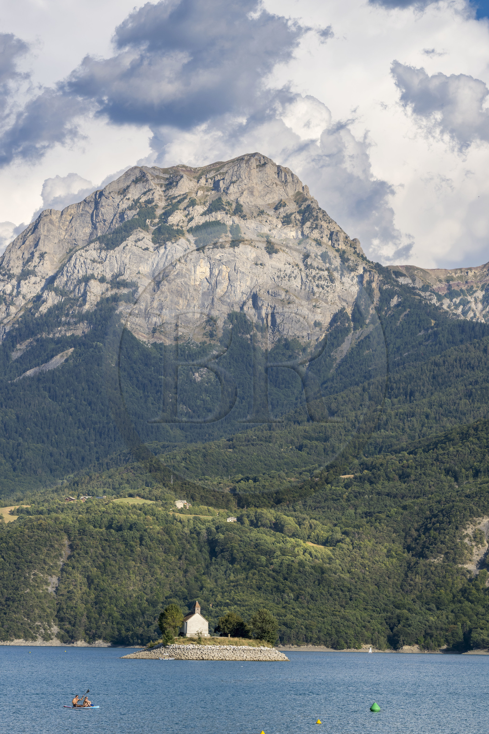 France, Hautes Alpes (05), Chorges, lac de Serre-Ponçon, la baie et la chapelle Saint-Michel, le sommet du Pic de Morgon (2324 m) en arrière-plan