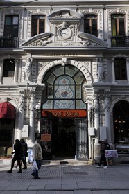 Turquie, Istanbul, quartier de Beyoglu, passage des Fleurs (Çiçek Pasajı) ou la Cité de Pera
