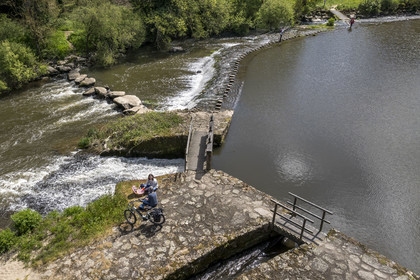 France, Vendée (85), Saint-Malô-du-Bois, vallée du Poupet, pique-nique au moulin de l'auberge du Poupet en bordure de la Sèvre Nantaise (vue aérienne)