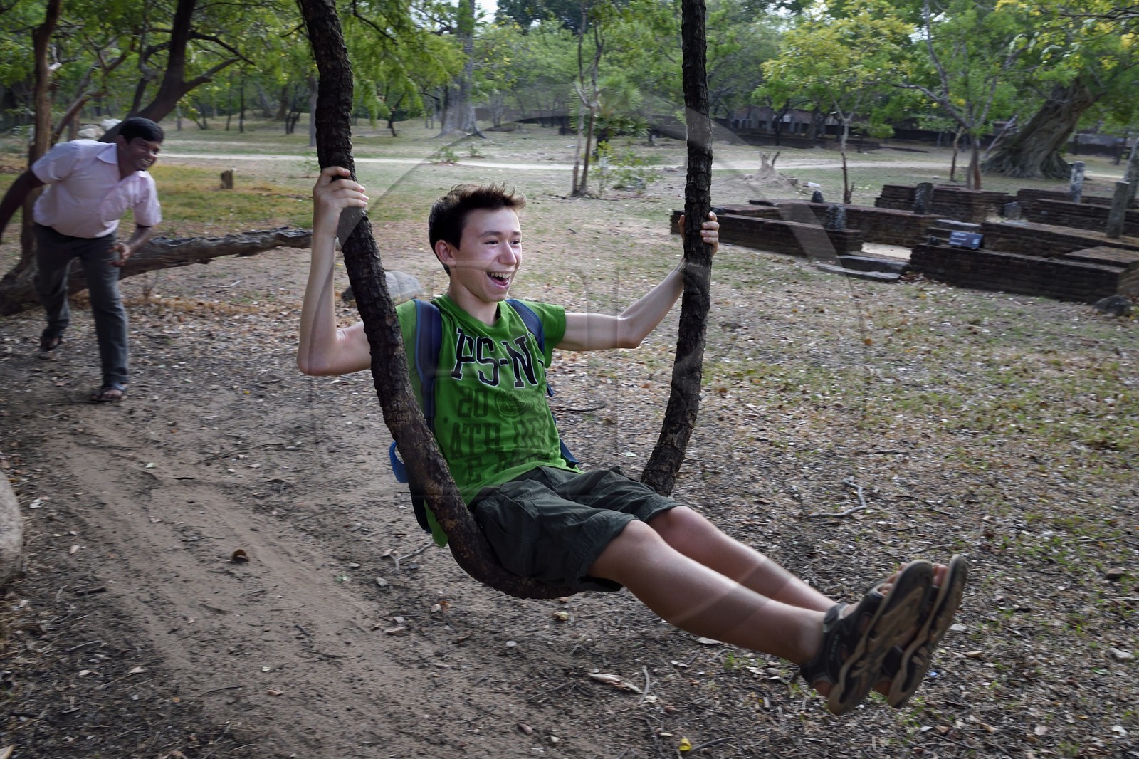 Sri Lanka, province du Centre-Nord, Polonnaruwa, l'ancienne capital du pays (XIe au XIIIe siècle), balançoire naturelle dans une branche liane