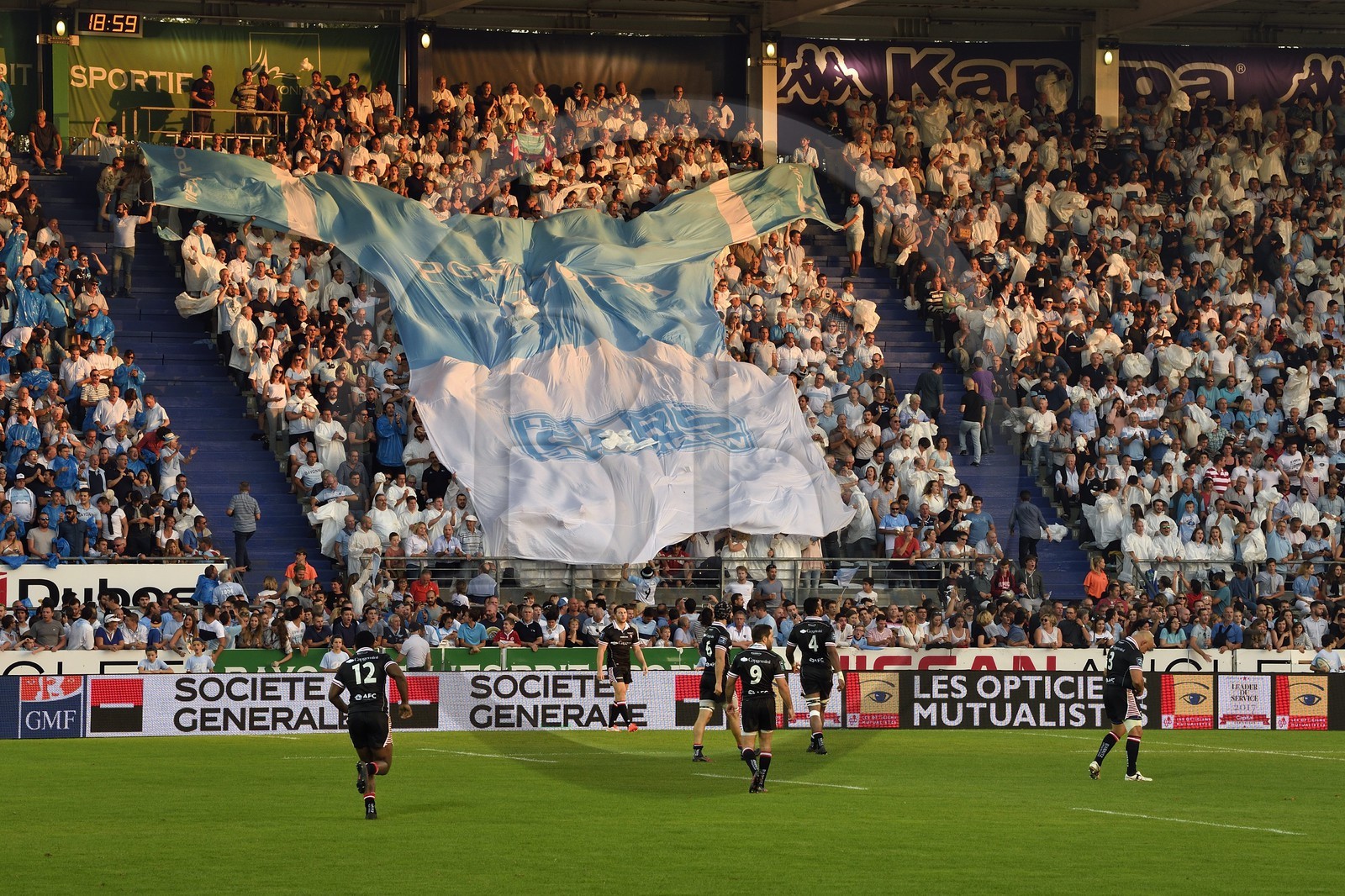 France, Pyrénées-Atlantiques (64), Pays-Basque, Bayonne, stade Jean-Dauger, ambiance dans les gradins pendant le match de rugby d'un derby entre l'Aviron Bayonnais (en bleu) et le Biarritz Olympique, Tshirt géant aux couleurs de l'Aviron Bayonnais