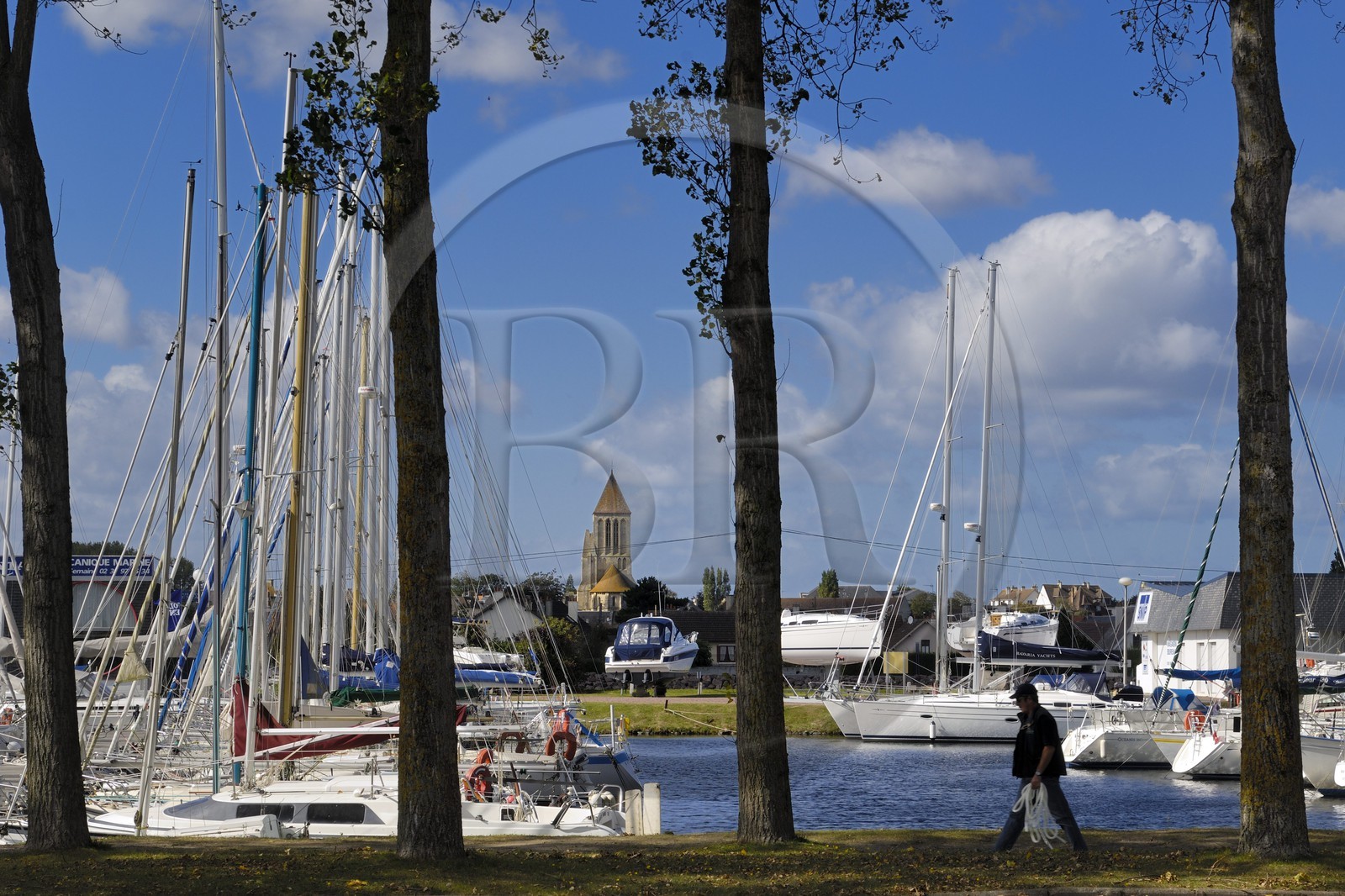 France, Calvados (14), Cote de Nacre, Ouistreham-Riva-Bella, port de plaisance sur le canal de Caen à la mer