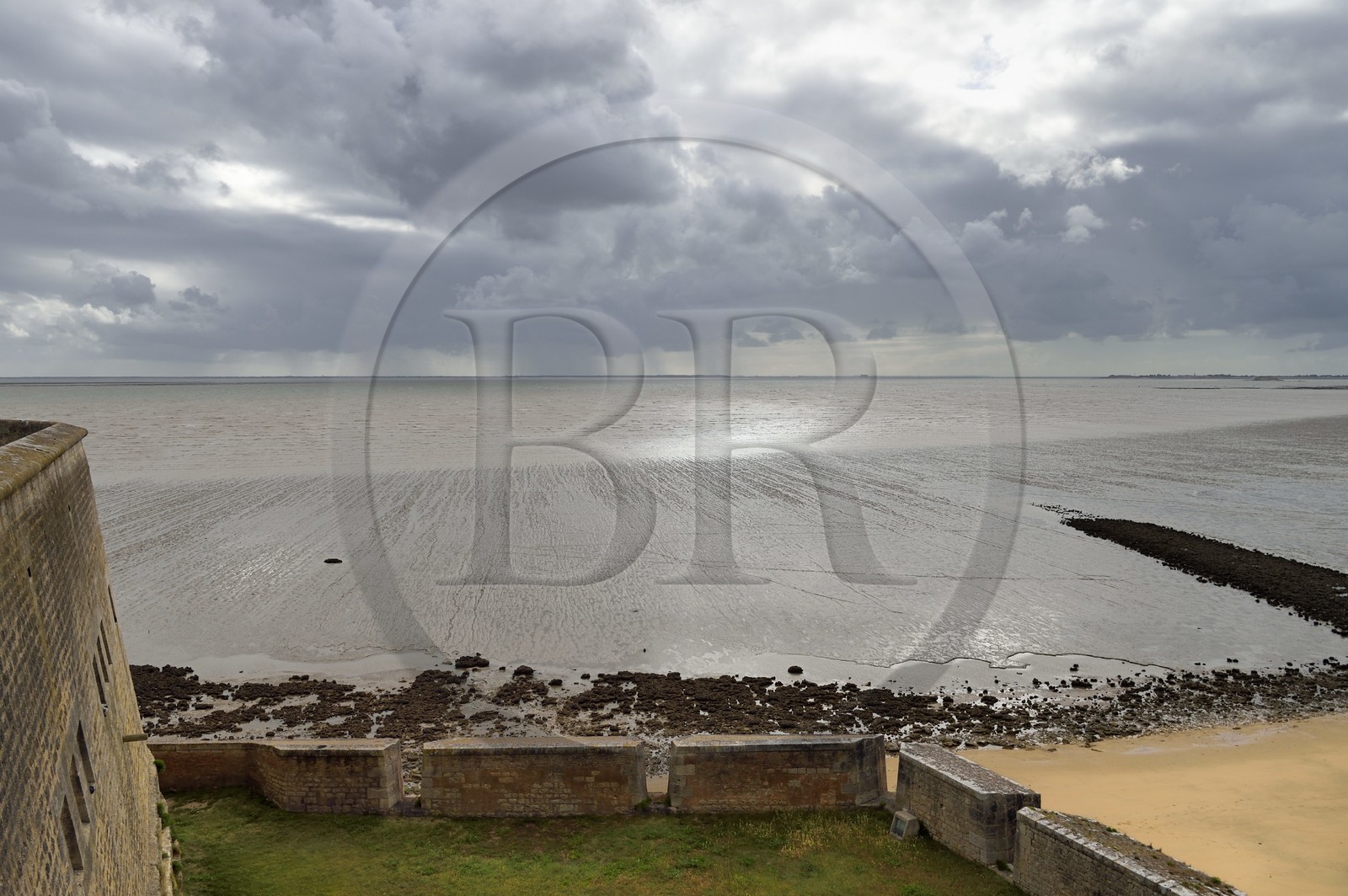 France, Charente-Maritime (17), Fouras, la plage au pied du fort de Fouras par temps couvert